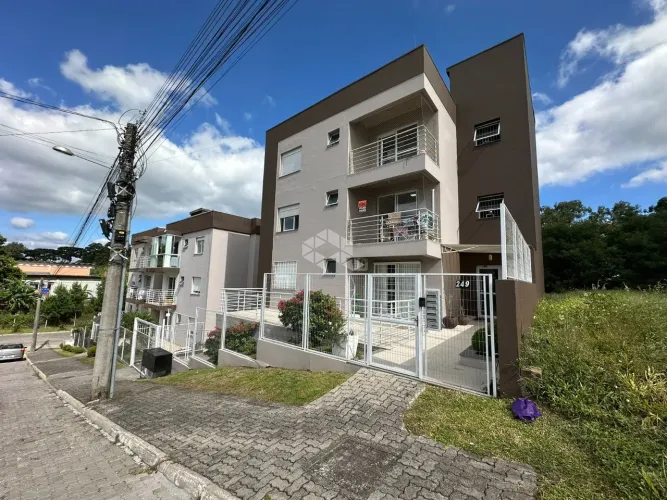 Apartamento com três dormitórios sendo um suíte no bairro Primeiro de Maio
