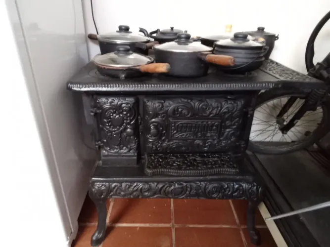 Fogão e Panelas de Ferro Fundido.