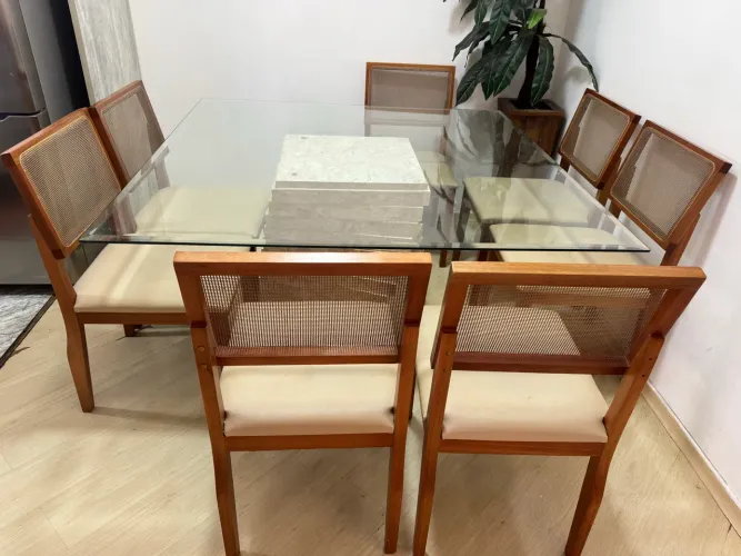 Elegante mesa de jantar com base escultural em mármore tampo em vidro e 7 cadeiras 