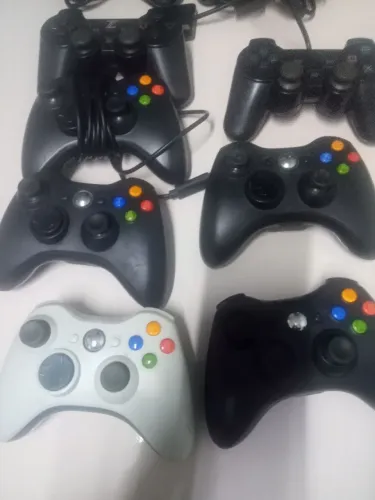 Controles de Xbox 360 e PS2 para consertar ou retirar peças 