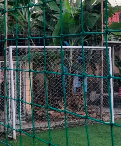 2 Traves para quadra em gramado com suporte de fixar no chão 