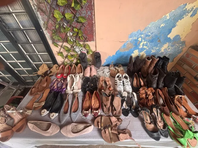 Lote com 35 pares de sapatos por $100