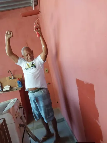 Meu esposo é pintor profissional ele pinta,imassa e faz texturas. 