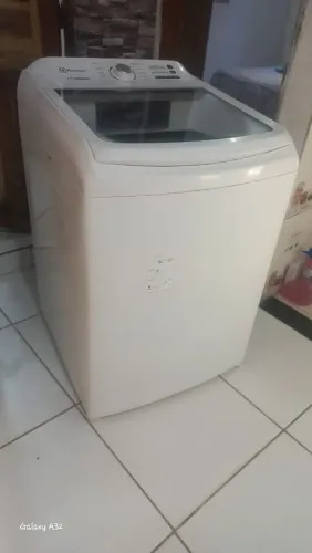 Vendo uma máquina de lavar roupa Electrolux LED 17 kg semi nova