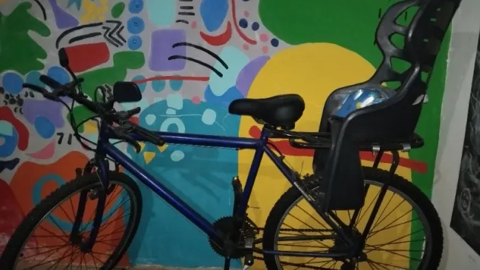 Bicicleta 18 marchas, aro 26, bagageiro, cadeirinha até 20kg, banco de gel e retrovisor