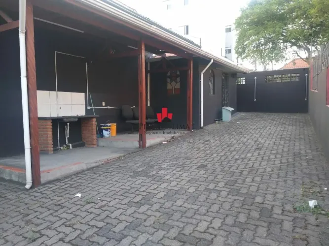 Casa Comercial com sala, Banheiro e Lavanderia e 4 Vagas na Penha