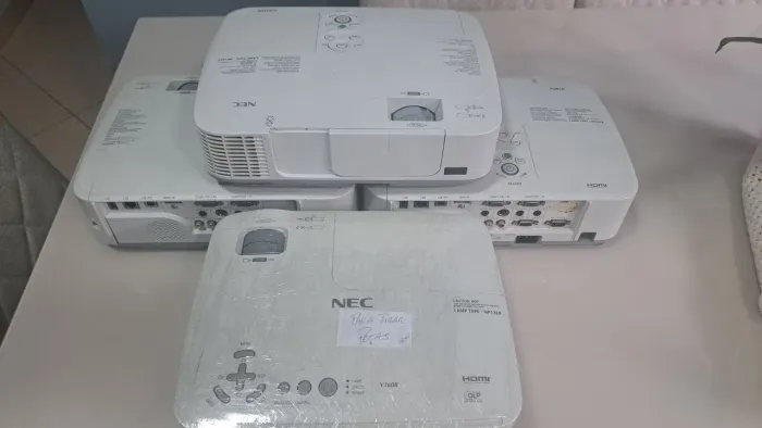Lote de PROJETOR  NEC (3) M350X  e (1) V260R, PARA TIRAR PEÇAS. 