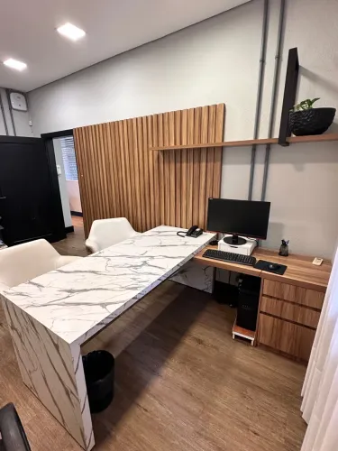 Mesa em L MDF, painel e duas poltronas em couro