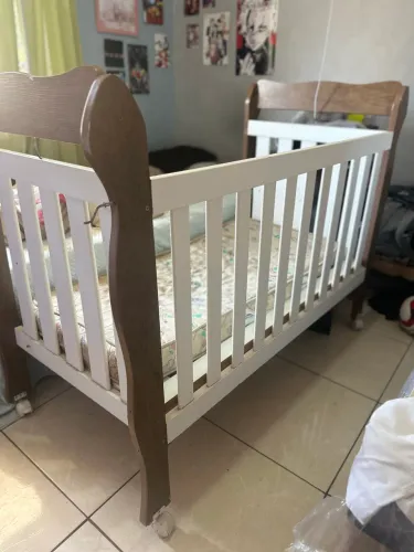 Berço infantil branco e marrom