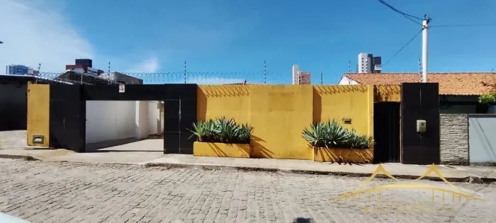 Casa em Lagoa Nova com 5/4 Sendo 01 Suíte, Área Construída 238m², 04 Vagas