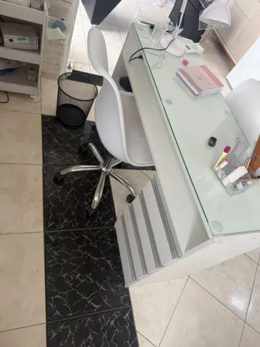 Vendo mesa de manicure/nail designer