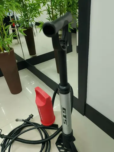 Bombas de encher colchões e pneus de bicicletas. 250,0 é nos dois produtos