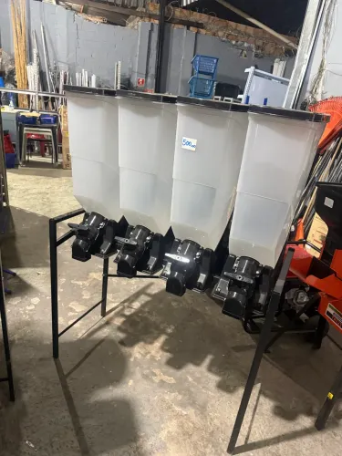 Dispenser Expositor De Grãos E Ração 4 Módulos Com Suporte