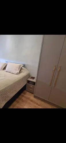 2 mesas de cabeceira