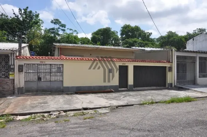 2006- Casa para locação com aproximadamente 80m² com 2/4, sendo 1 suíte, sala, cozinha, ár
