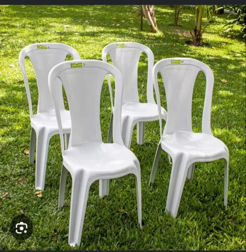 Cadeiras de plástico, excelente qualidade. Supostam até 150kg.?