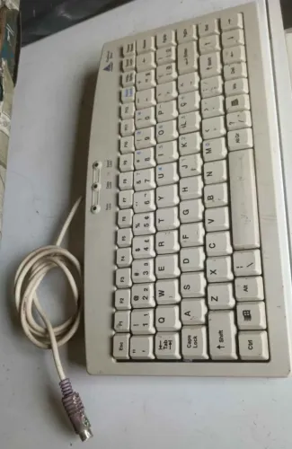 Mini teclado de PC com conexão PS/2, não testei