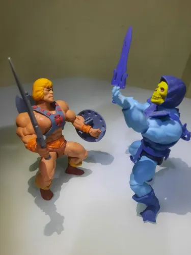 Bonecos he-man e esqueleto