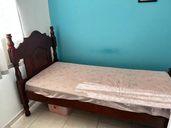 Cama em madeira de lei
