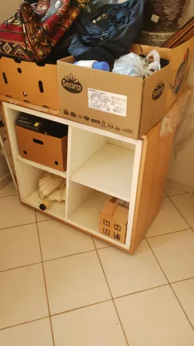 Mesa e L e estante pequena