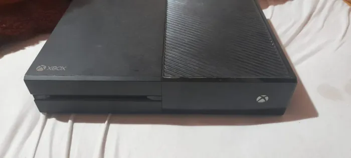 Xbox one com controle e cabos