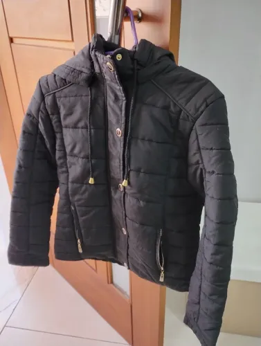 Jaqueta de nylon com detalhes dourado Tam 10