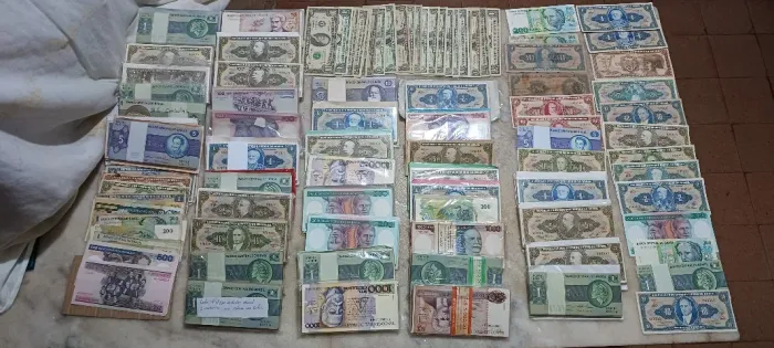 LOTE DE CÉDULAS ANTIGAS NOVAS E USADAS  E MOEDAS GRANDE QUANTIDADE LEIA...
