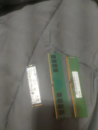 SSD de 1tb, e duas memórias ram de 8gb