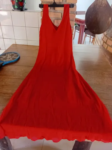 Vendo 2 vestidos de festa, vermelho e lilás