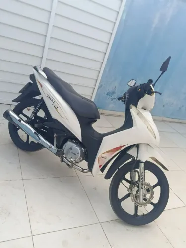 Vendo moto aveloz branco pouco usada moto de mulher bem conservada revisão feita a pouco