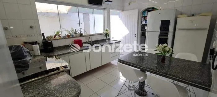Casa com piscina com Aluguel no Campestre, Santo André 326 m², 3 suítes, 6 vagas