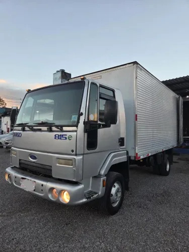 Ford cargo 815e baú extra top