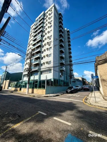Saráty vende excelente apartamento andar baixo no Ed. Plaza Monet