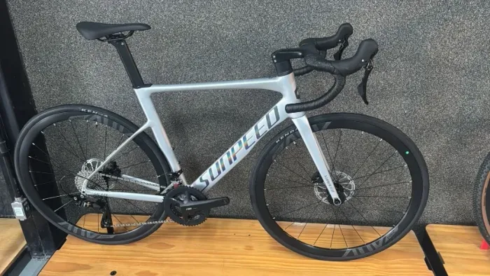 Bicicleta Speed SUNPEED 2025 Shimano 105 24v - acompanha acessórios