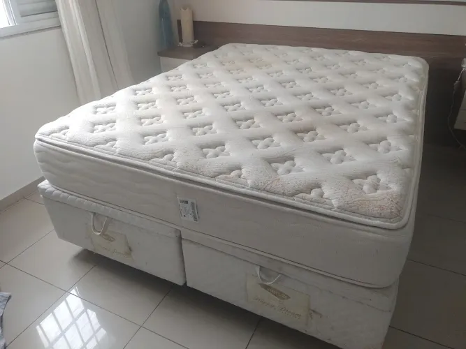 Vendo colchão casal Herval Queen. Tamanho 1,98 x1,58 usado porém em boas condições.