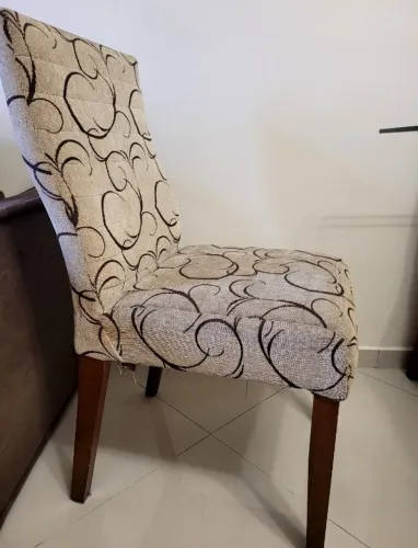 Conjunto de cadeiras de jantar, estofadas e em madeira.