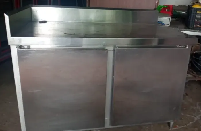Vende-se mesa de inox com balcão refrigerado.