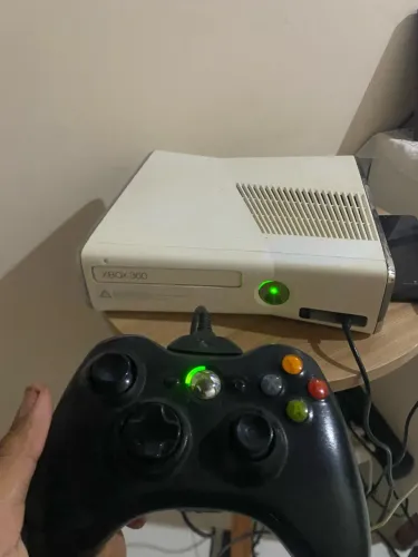 Xbox 360 desbloqueado com 1 controle e alguns jogos