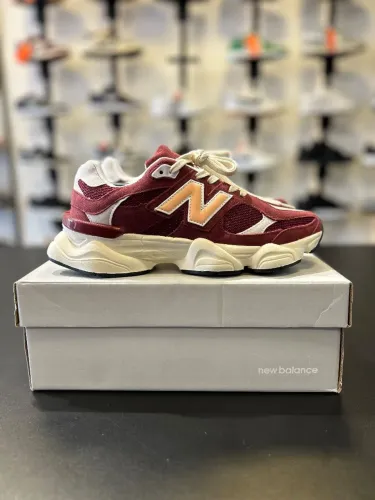 New Balance 9060 Bordô Sun OFF