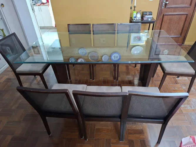 mesa de jantar com vidro em cascata e 8 cadeiras de treliça
