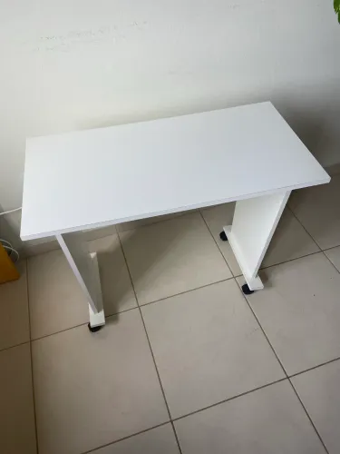 Mesa de escritório dobrável e com rodinhas