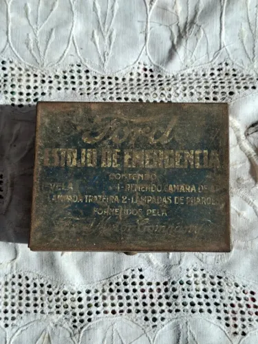 antiga lata de estojo de emergência da Ford Motor Company