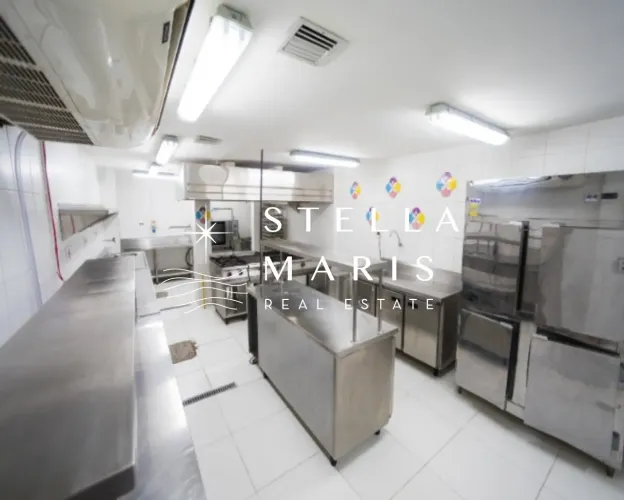 Casa comercial à venda em Botafogo com estrutura de cozinha industrial montada e equipada.