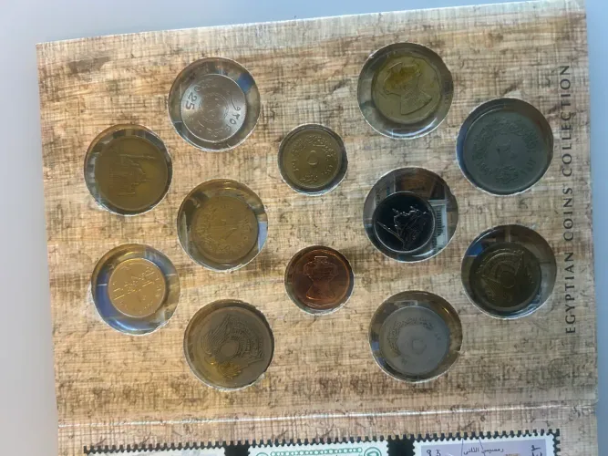 Mini coleção de moedas e selos egípcios