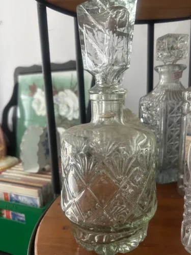 Licoreira vintage ornamentação em baixo relevo