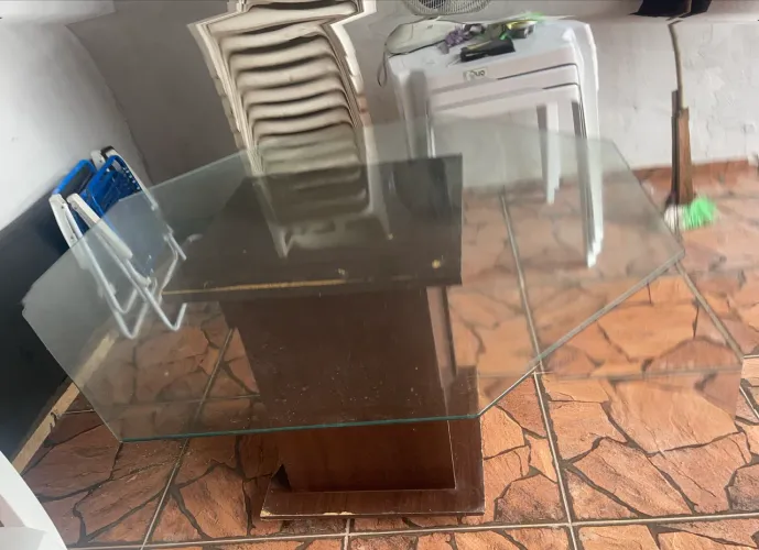 Vende-se uma mesa de jantar de vidro 