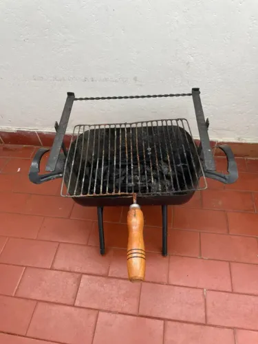 CHURRASQUEIRA PORTÁTIL + CARVÃO