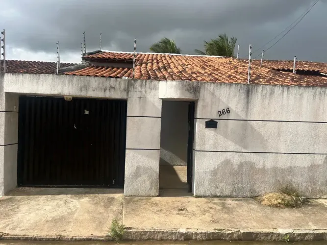 Alugo casa com 3 quartos em Planalto - Arapiraca - AL