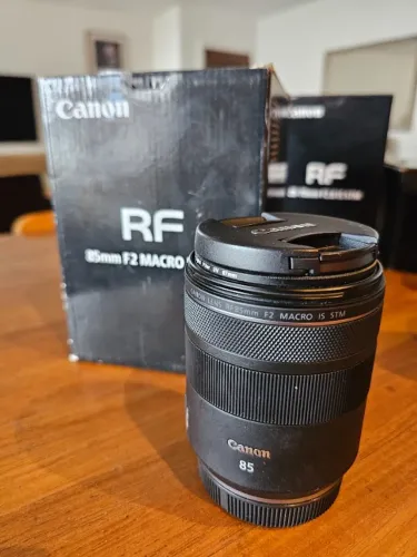 Canon RF 85mm f/2 Macro IS STM com caixa. Oportunidade