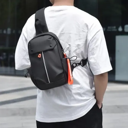 Bolsa de Ombro ou Transversal Impermeável com Cabo USB